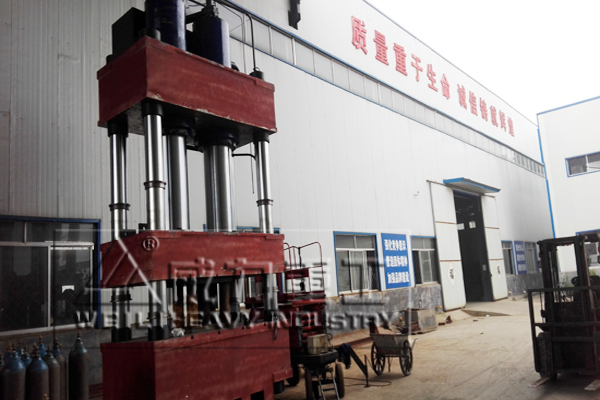 飛機(jī)尾翼四柱液壓機(jī)