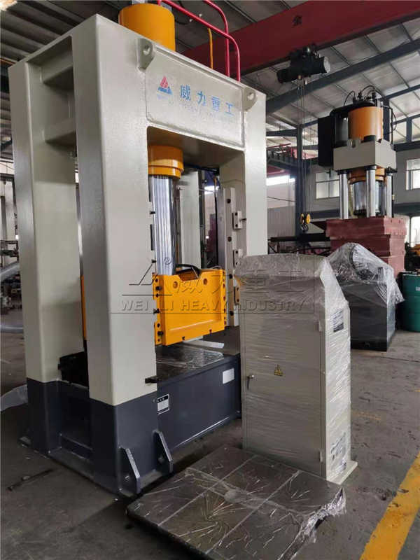 電車擋風(fēng)板成型液壓機(jī)